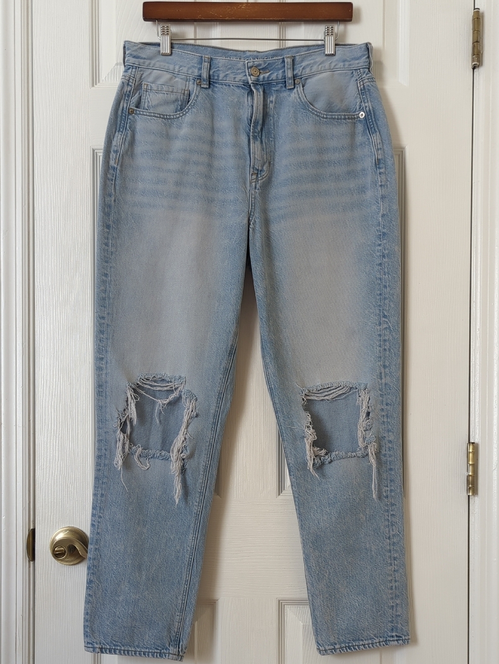 American Eagle Distressed Light Wash High Rise Ankle Cropped Mom Jeans 12 Long